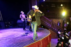 Gene lauscht dem Pzblikum