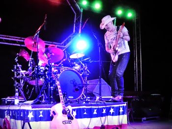 Dirk steht aud Drumpodest