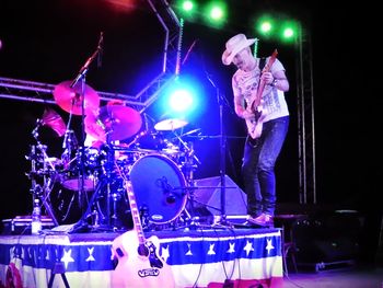 Dirk steht aud Drumpodest